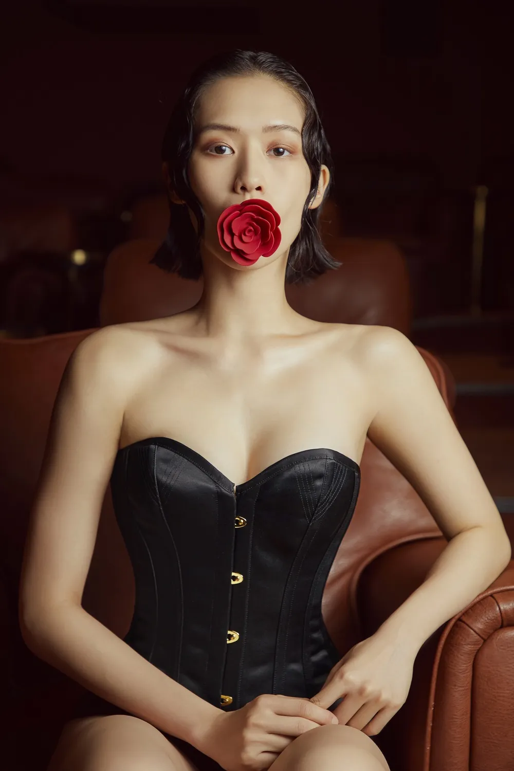 UPKO Rose Ball Gag Red Straps - Knebel silikonowy w kształcie róży z czerwonymi paskami, Czerwony