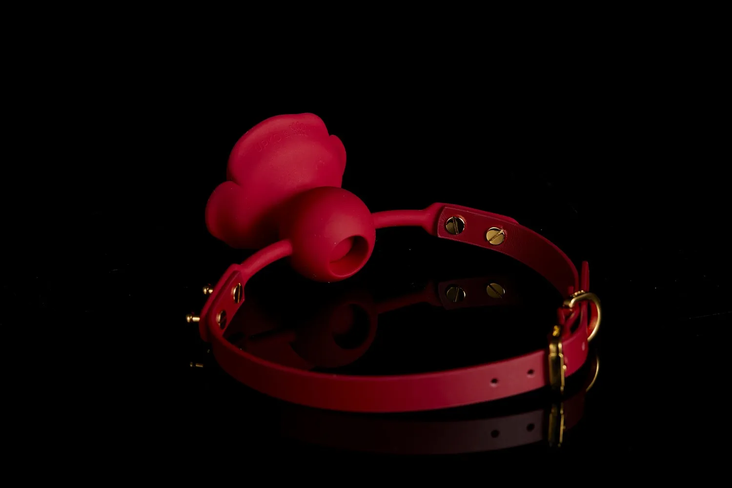 UPKO Rose Ball Gag Red Straps - Knebel silikonowy w kształcie róży z czerwonymi paskami, Czerwony