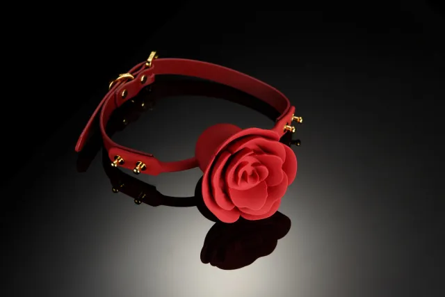 UPKO Rose Ball Gag Red Straps - Knebel silikonowy w kształcie róży z czerwonymi paskami, Czerwony