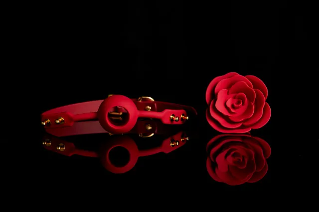 UPKO Rose Ball Gag Red Straps - Knebel silikonowy w kształcie róży z czerwonymi paskami, Czerwony