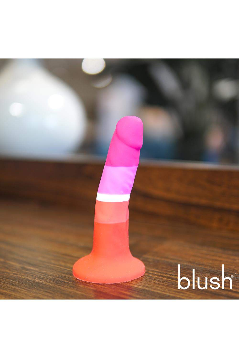 Фаллоимитатор Blush Avant Pride P3, 13.9 см (мульти)
