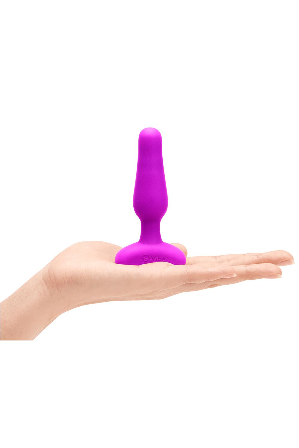 Korek analny B-Vibe Vibrating Novice Plug, 10 cm (różowy)