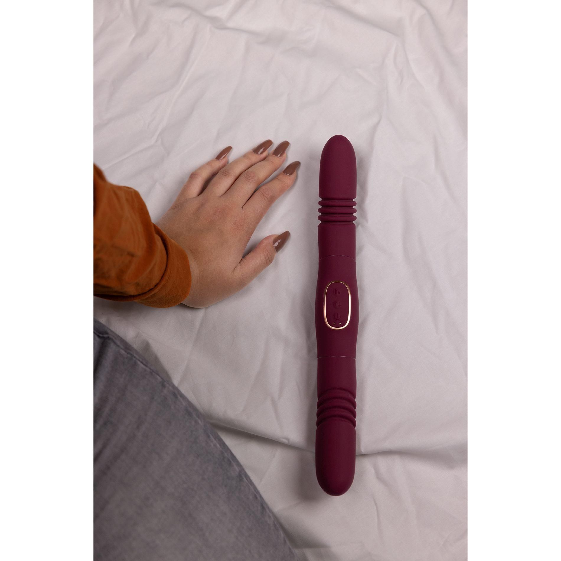 Вибратор Loveline Double-Sided Thrusting, 33 см (бордовый)