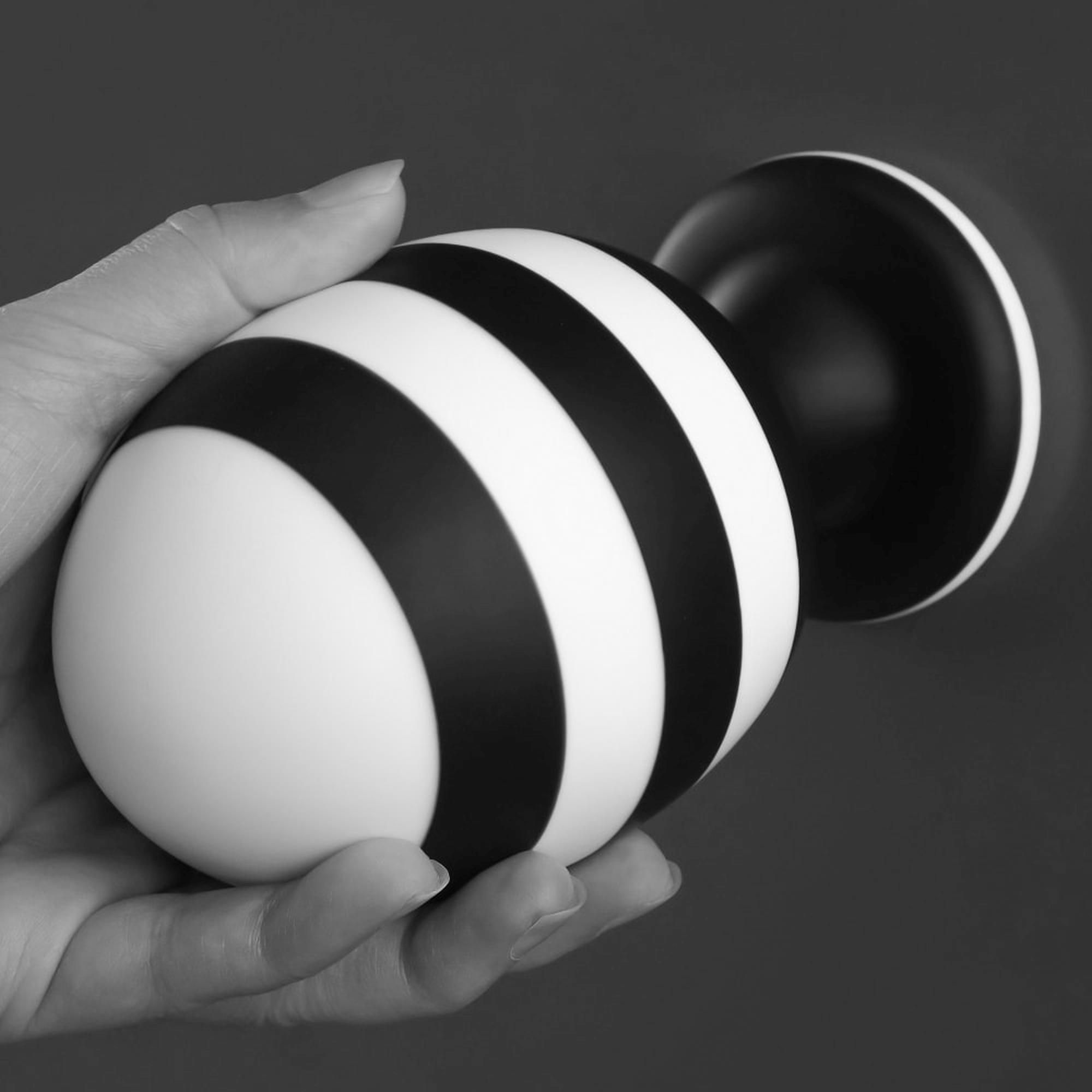 Korek analny LoveToy X-Missioner, 14 cm (czarny-biały)