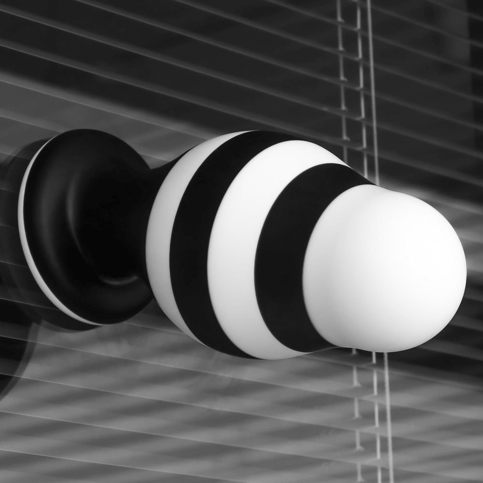 Korek analny LoveToy X-Missioner, 17 cm (czarny-biały)