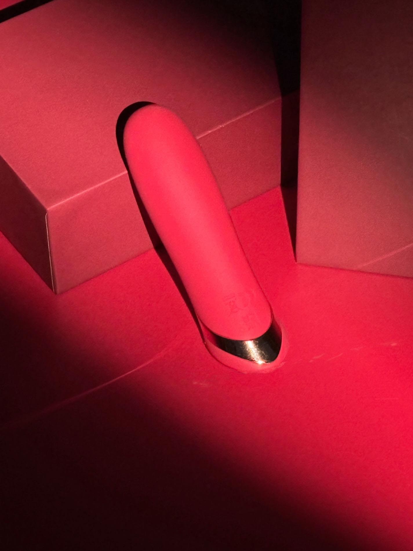 Мини-вибратор B - Series Cute Lipstick Bullet, 10.2 см (красный)