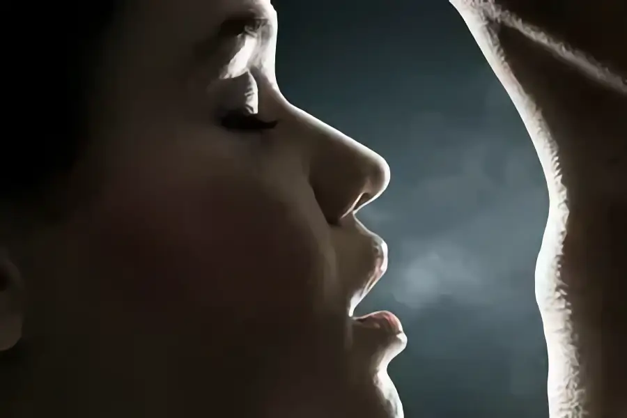 Feromony – jak działają i czy naprawdę przyciągają płeć przeciwną?