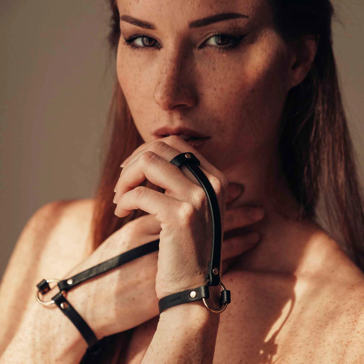 Прикраса на руку Bijoux Indiscrets Maze Simple Hand Piece Black (чорний)