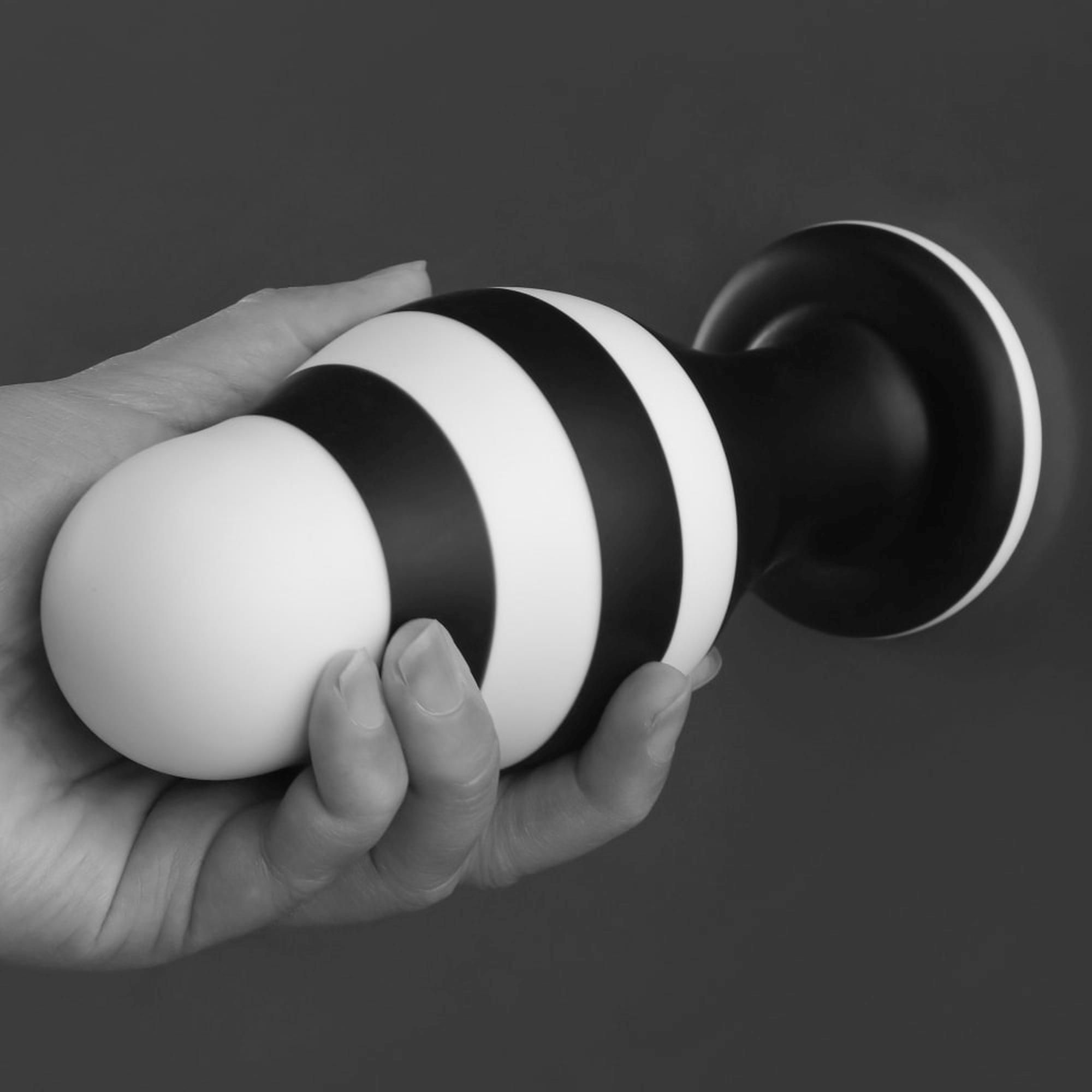 Korek analny LoveToy X-Missioner, 17 cm (czarny-biały)