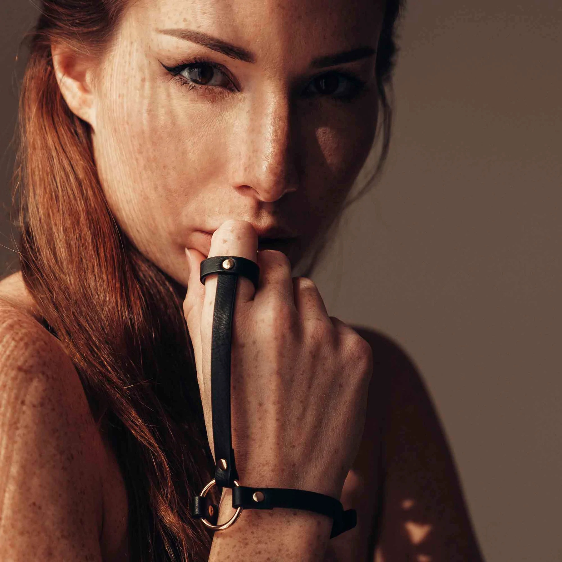Прикраса на руку Bijoux Indiscrets Maze Simple Hand Piece Black (чорний)
