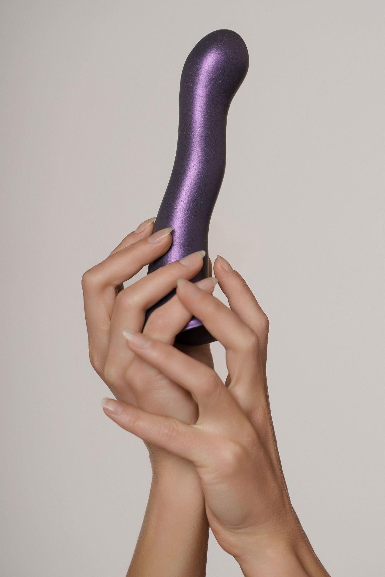 Фаллоимитатор Ouch! Curvy G-Spot Dildo 7'', 17 cm (фиолетовый)
