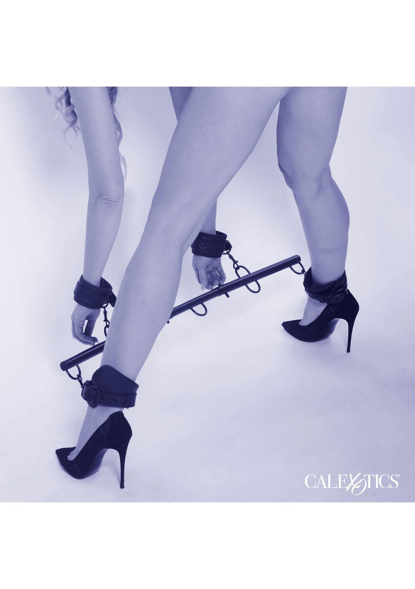 Фіксатор розпірка Calexotics Spreader Bar, 77 см (чорний)